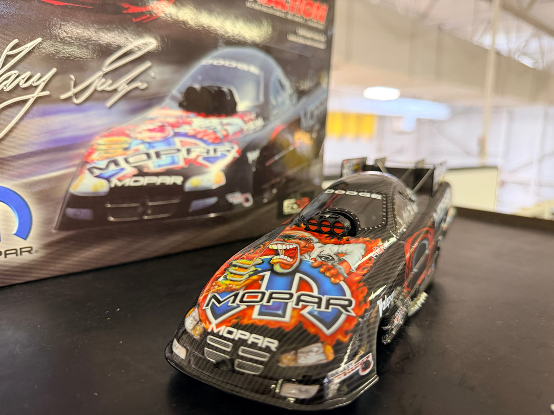 Gary Scelzi Oakley Carbon Fiber 2005 Dodge Funny Car 1:24 Action NHRA Diecast