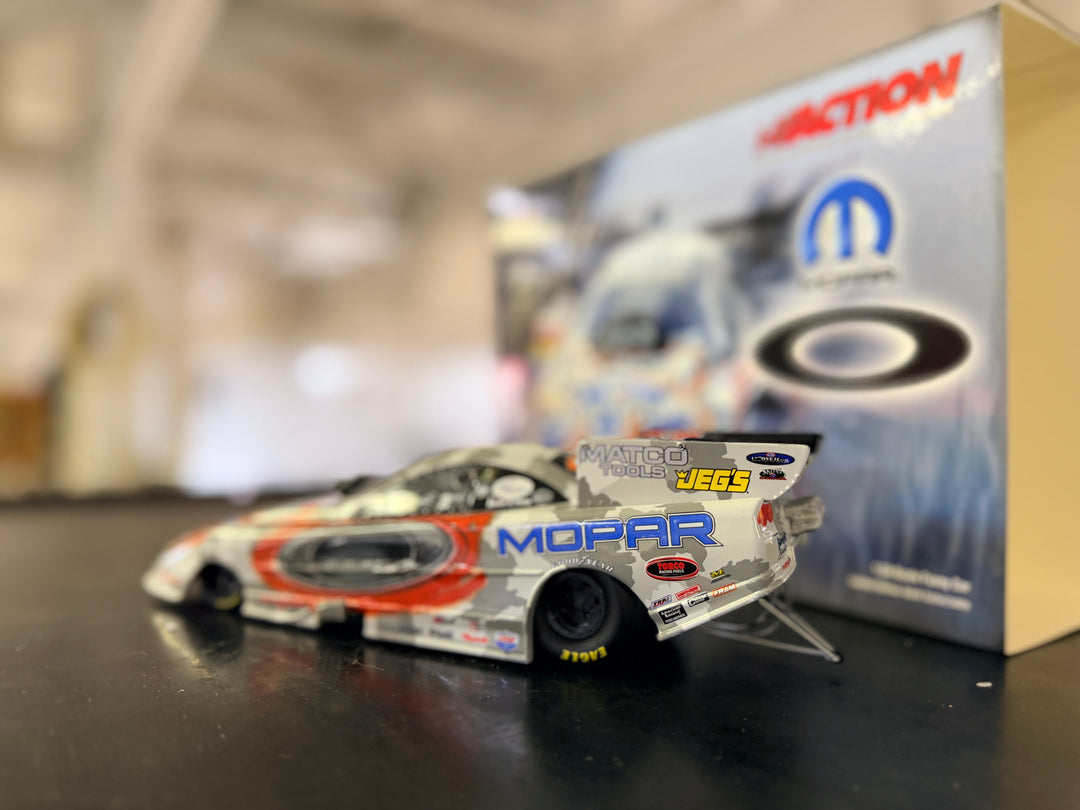 Gary Scelzi Oakley 2005 Dodge Hemi Stratus Funny Car 1:24 Action NHRA Diecast