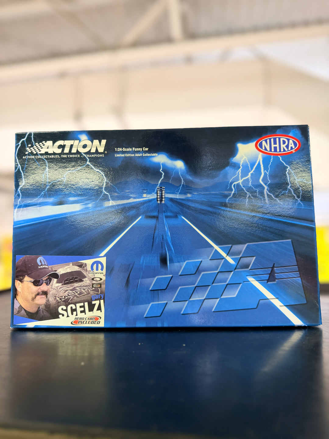 Gary Scelzi Oakley 2005 Dodge Hemi Stratus Funny Car 1:24 Diecast with Hero Card