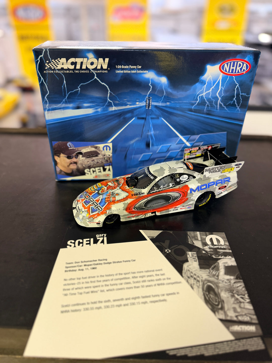 Gary Scelzi Oakley 2005 Dodge Hemi Stratus Funny Car 1:24 Diecast with Hero Card