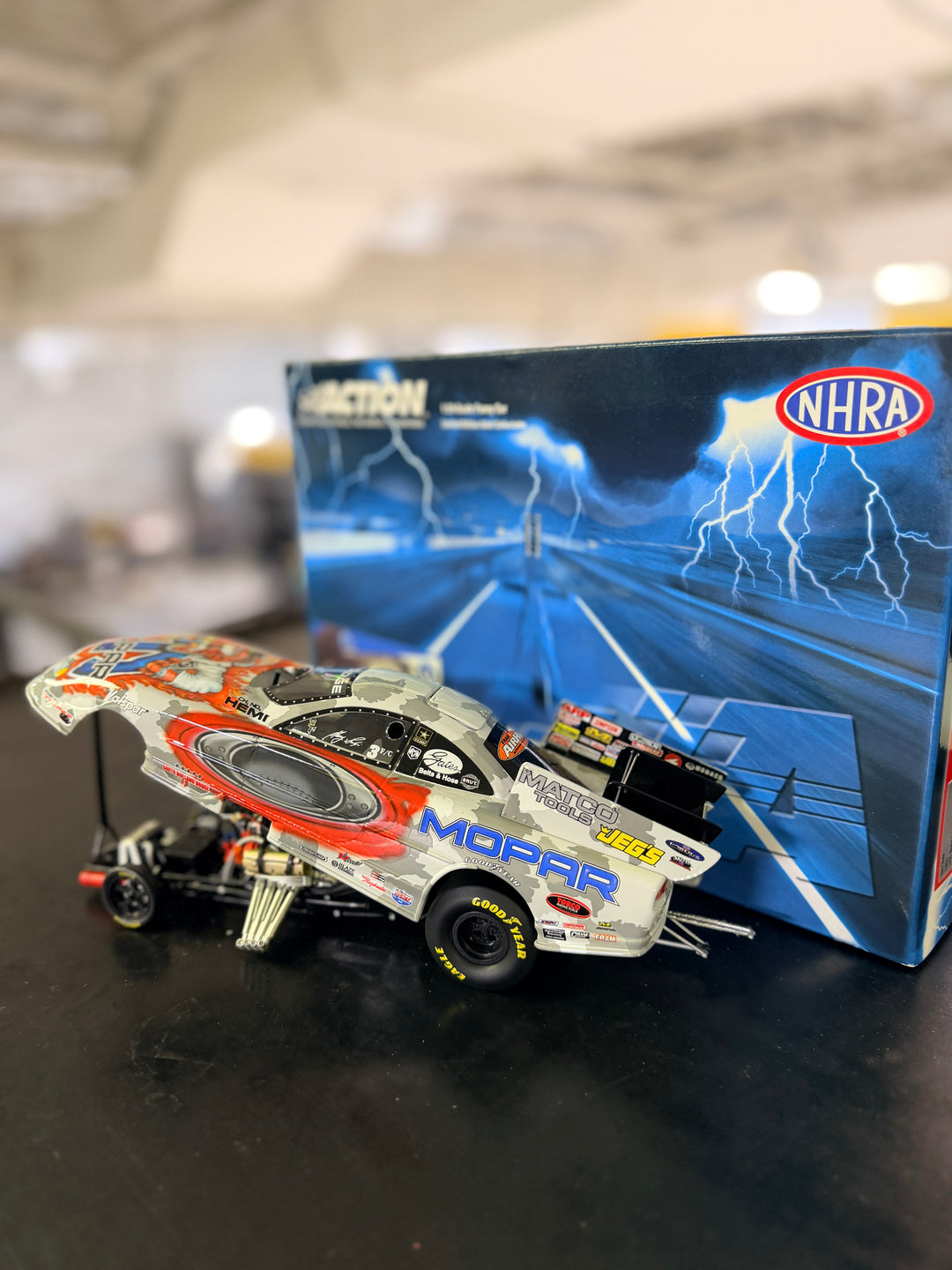Gary Scelzi Oakley 2005 Dodge Hemi Stratus Funny Car 1:24 Diecast with Hero Card